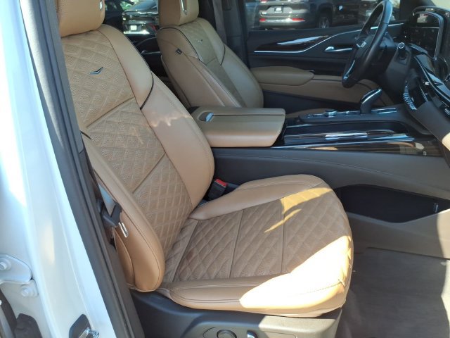 Used 2023 Cadillac Escalade Premium Luxury w/ LPO, Illumination Package AWD/4WD image 25