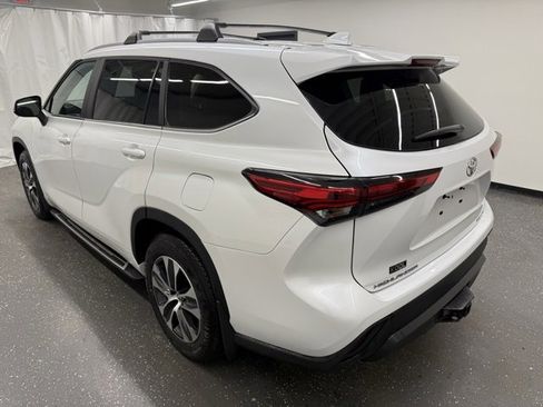 Certified 2023 Toyota Highlander XLE image 3