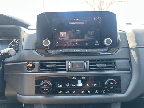 Used 2025 Nissan Pathfinder S image 17