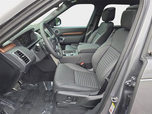 New 2025 Land Rover Discovery Dynamic SE image 16