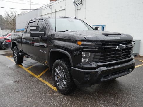 Used 2024 Chevrolet Silverado 2500 Custom w/ Custom Value Package image 2