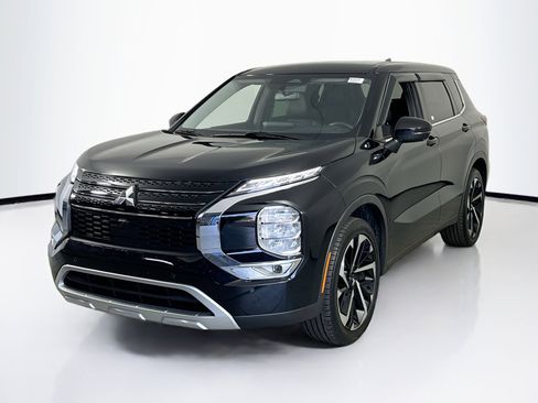 Used 2022 Mitsubishi Outlander SE image 1