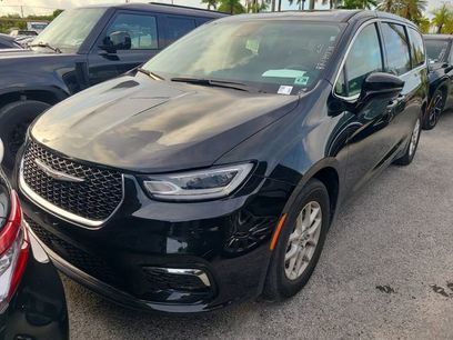 Used 2024 Chrysler Pacifica Touring-L