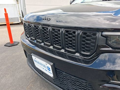 Certified 2023 Jeep Grand Cherokee Overland w/ Luxury Tech Group IV AWD/4WD image 11