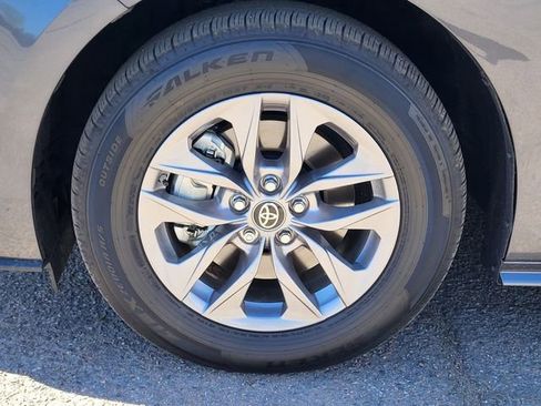 Used 2025 Toyota Sienna XLE w/ XLE Plus Package image 10