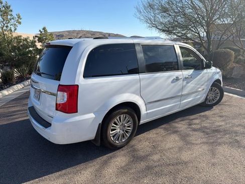 Used 2016 Chrysler Town & Country Limited image 5