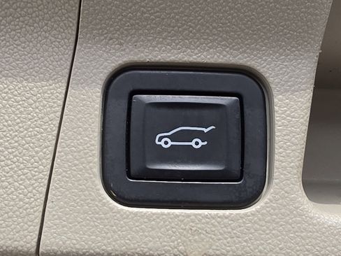 Used 2018 GMC Acadia Denali w/ Technology Package FWD image 18