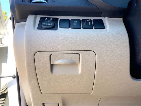 Used 2012 Toyota Highlander FWD w/ Tech Pkg image 32