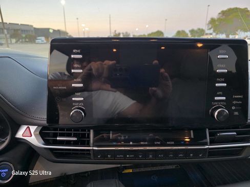 Used 2021 Toyota Sienna Limited image 33