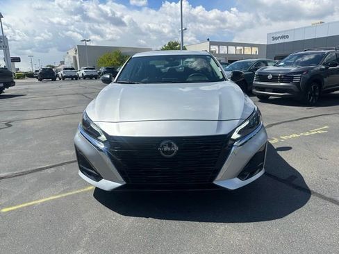 Used 2024 Nissan Altima 2.5 SV FWD image 3