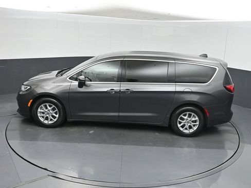 Used 2023 Chrysler Pacifica Touring-L FWD image 37