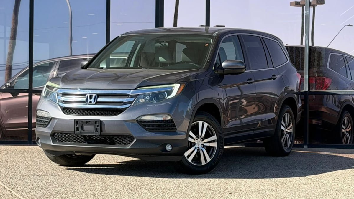 Used 2017 Honda Pilot EX image 3