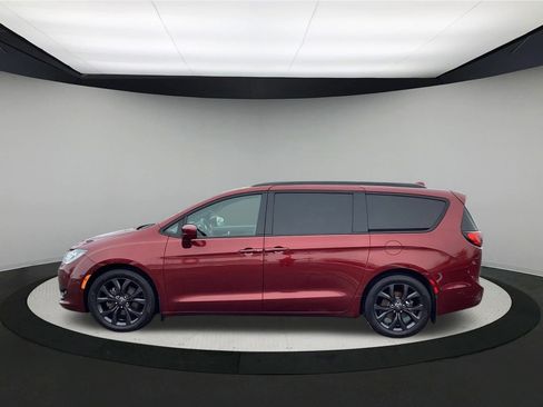 Used 2020 Chrysler Pacifica Touring-L w/ Advanced Safetytec Group image 5