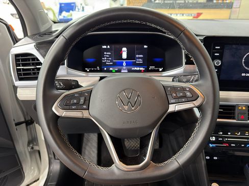 Used 2025 Volkswagen Taos SE AWD/4WD image 6