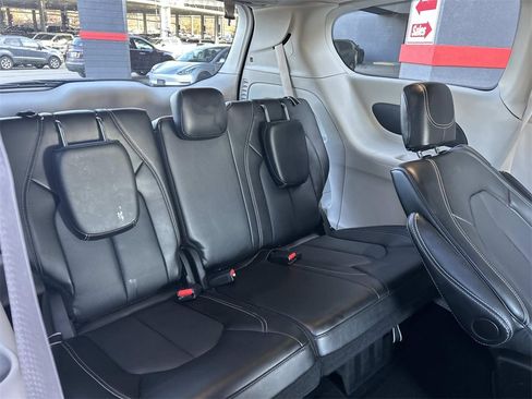 Used 2024 Chrysler Pacifica Touring-L image 17
