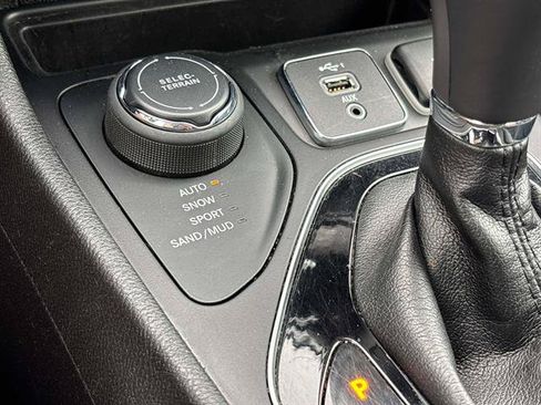 Used 2019 Jeep Cherokee Limited AWD/4WD image 25