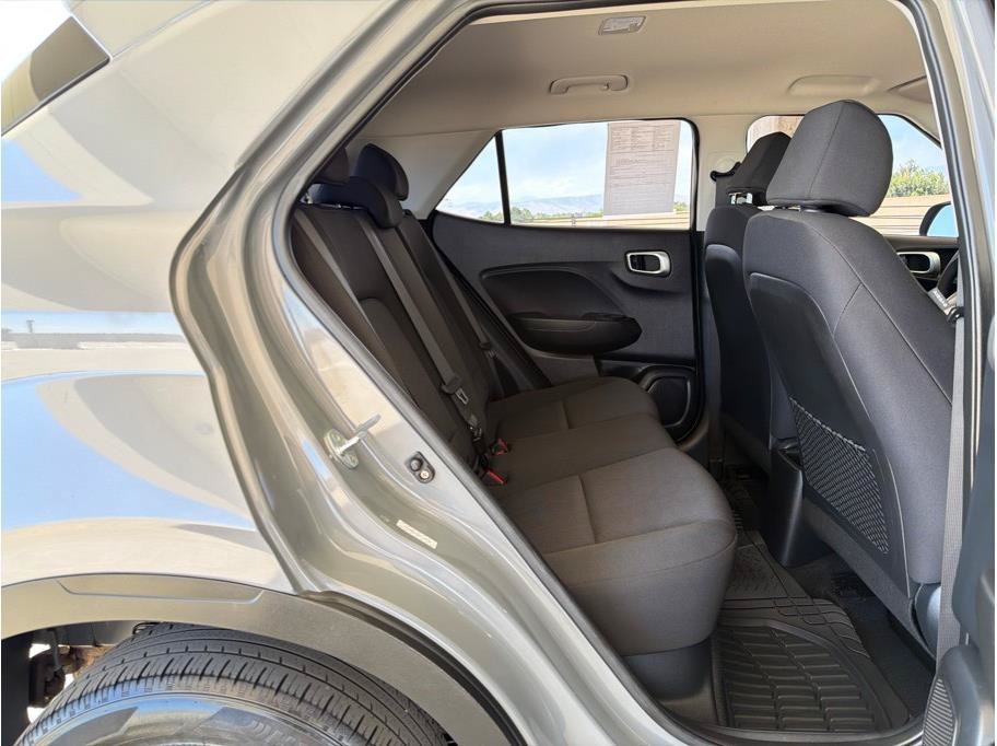 Used 2022 Hyundai Venue SE FWD image 13