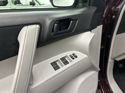 Used 2012 Toyota Highlander SE w/ Tow Pkg image 27