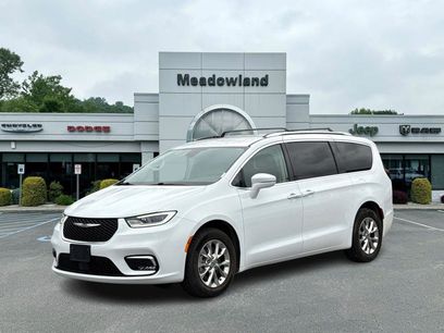 Used 2021 Chrysler Pacifica Touring-L w/ Uconnect Theater Family Group