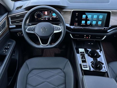 Used 2025 Volkswagen Atlas SE image 9