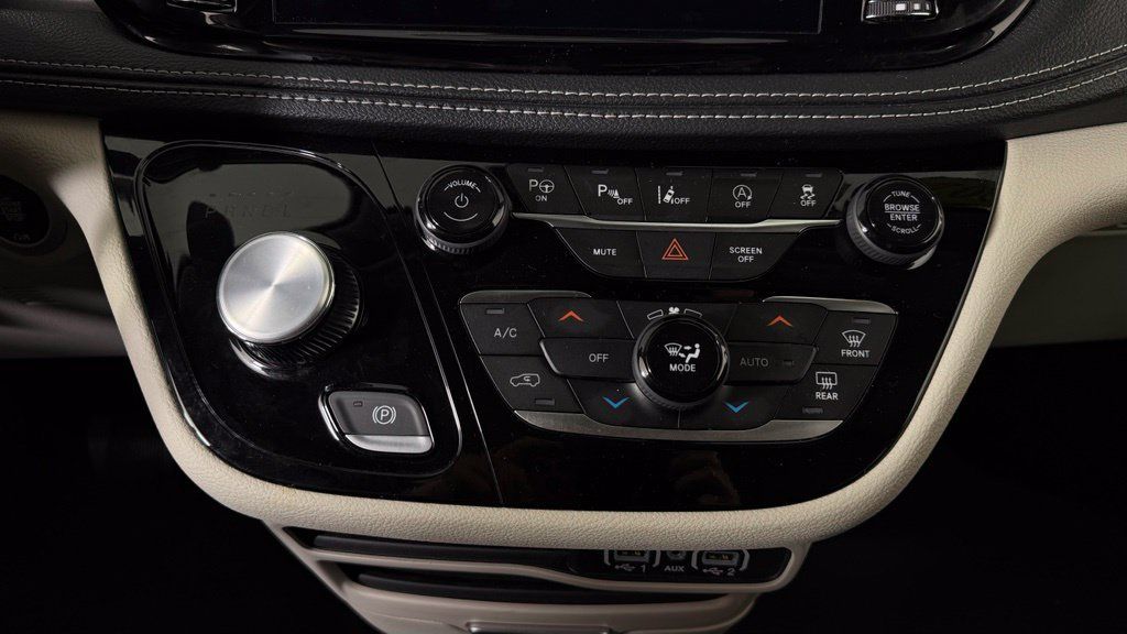 Used 2024 Chrysler Pacifica Touring-L AWD/4WD image 24