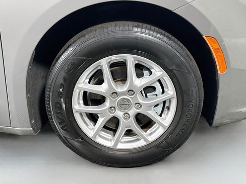 Used 2023 Chrysler Pacifica Touring-L FWD image 32