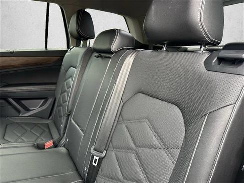 Used 2025 Volkswagen Atlas SE image 24
