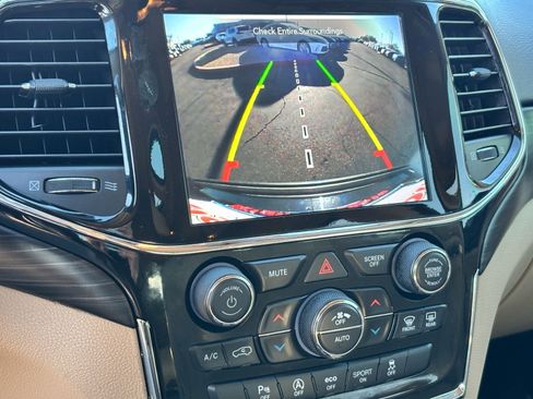 Used 2022 Jeep Grand Cherokee Laredo E image 25