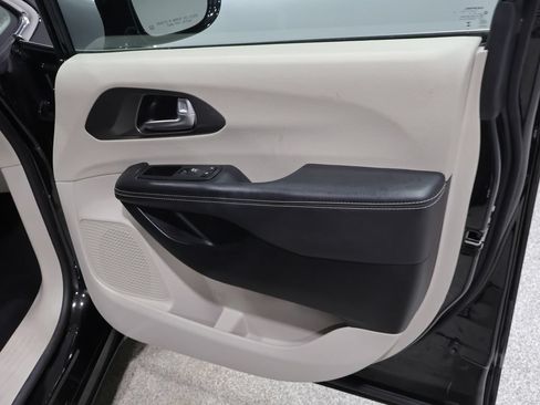Used 2024 Chrysler Pacifica Touring-L FWD image 29