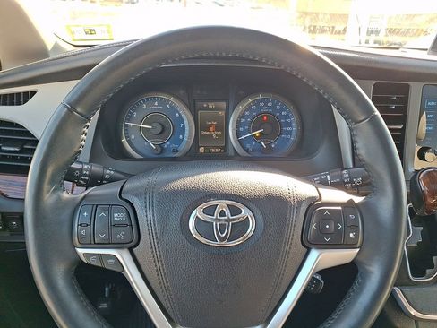 Used 2017 Toyota Sienna Limited image 21
