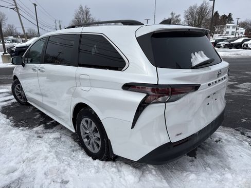 Used 2023 Toyota Sienna XLE image 7
