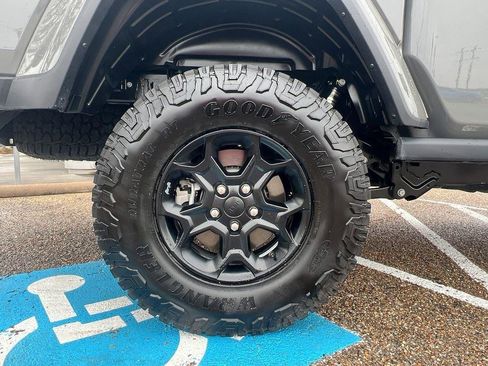 Used 2023 Jeep Gladiator Willys image 7