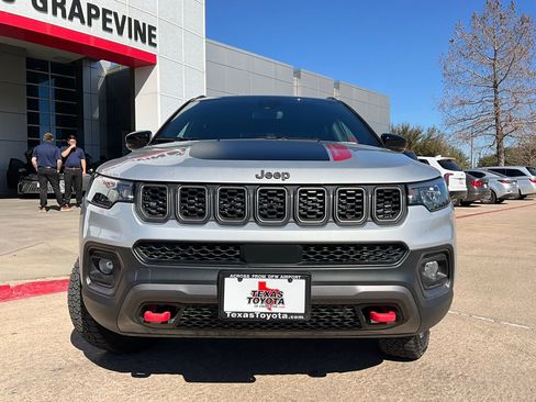 Used 2025 Jeep Compass Trailhawk image 4