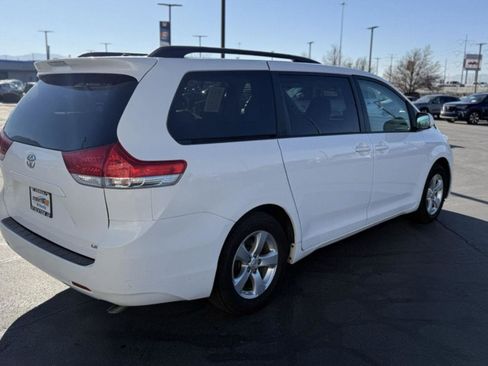 Used 2013 Toyota Sienna LE image 32