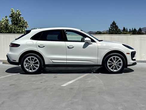 Certified 2023 Porsche Macan AWD/4WD image 9
