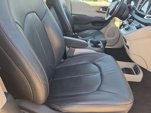 Used 2018 Chrysler Pacifica Touring-L image 20