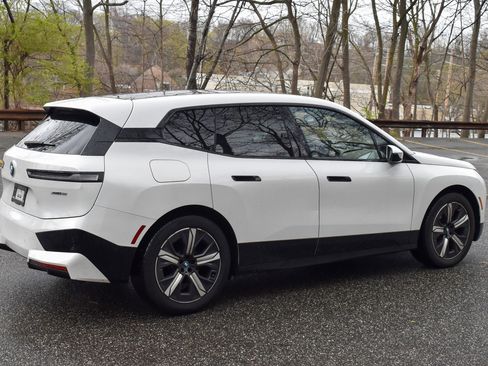 Used 2022 BMW iX xDrive50 w/ Premium Package image 8