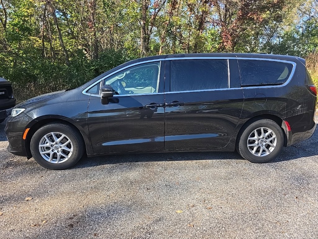 Used 2023 Chrysler Pacifica Touring-L FWD image 3