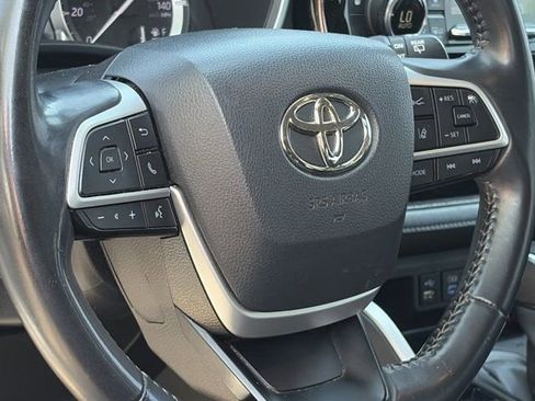 Used 2022 Toyota Highlander XLE image 18