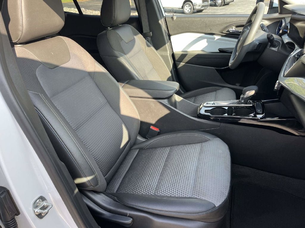 Used 2025 Chevrolet Trax LT FWD image 24