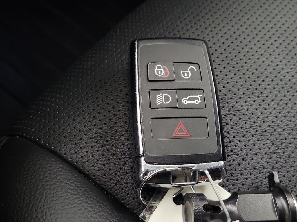 Used 2023 Land Rover Discovery Sport SE AWD/4WD image 28
