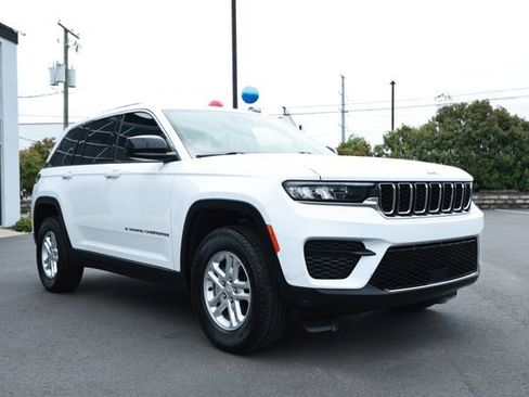 Certified 2023 Jeep Grand Cherokee Laredo RWD image 3