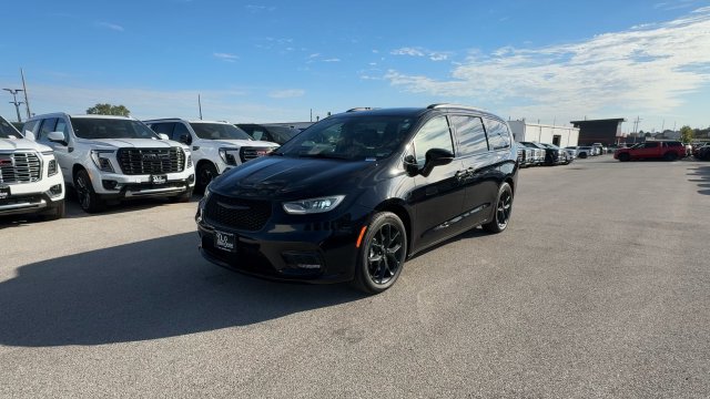 Used 2025 Chrysler Pacifica Limited FWD image 5