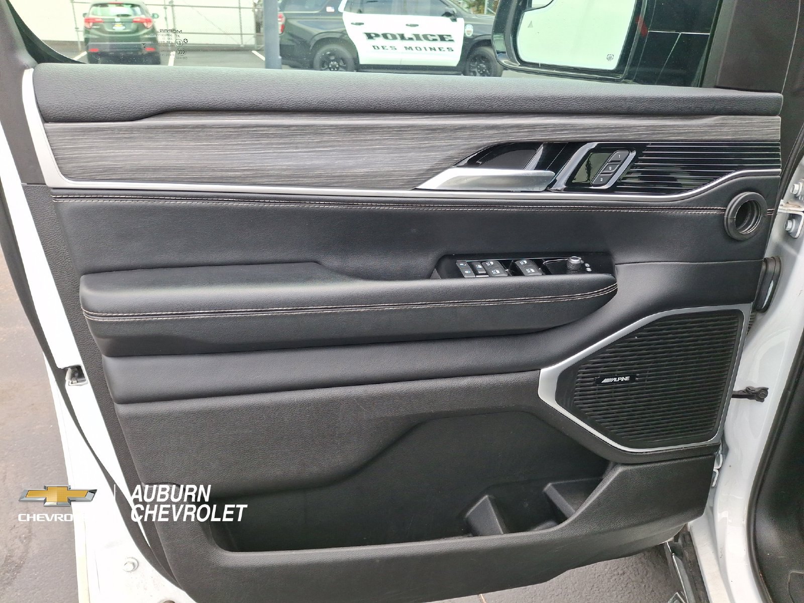 Used 2024 Jeep Wagoneer L Series III AWD/4WD image 15