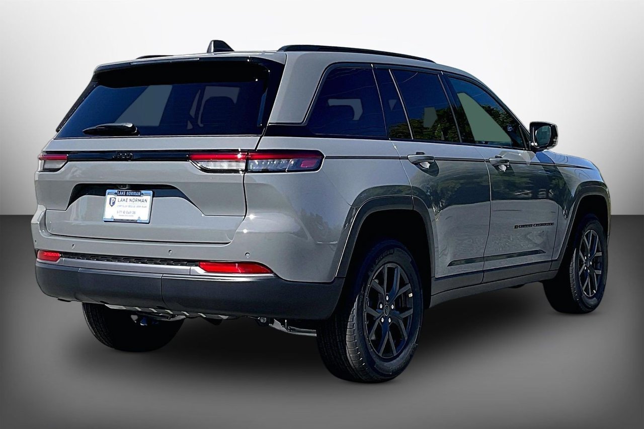 New 2027 Jeep Grand Cherokee Altitude RWD image 8