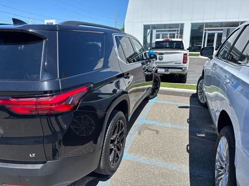 Used 2022 Chevrolet Traverse LT w/ LPO, Black Accent Package AWD/4WD image 3