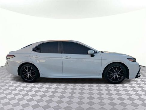 Used 2022 Toyota Camry SE image 2