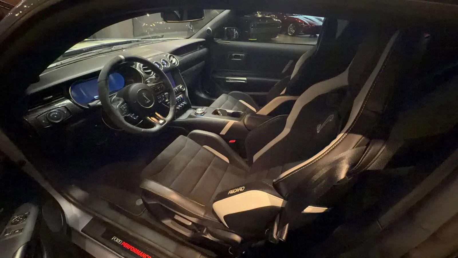 Used 2022 Ford Mustang Shelby GT500 w/ Carbon Fiber Track Pack RWD image 10