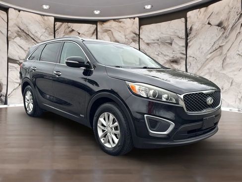 Used 2016 Kia Sorento LX w/ LX Convenience Package image 3