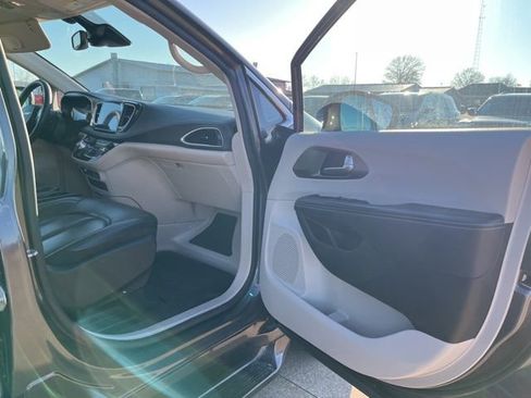 Used 2022 Chrysler Pacifica Touring-L FWD image 17